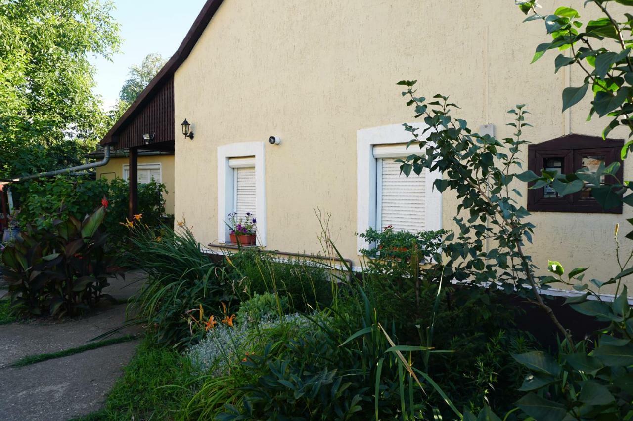 Piri Vendeghaz Hotel Hajduboszormeny Exterior photo